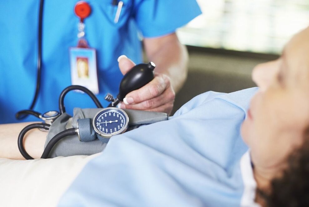 Ο γιατρός μετρά την πίεση του ασθενούς με υψηλή αρτηριακή πίεση